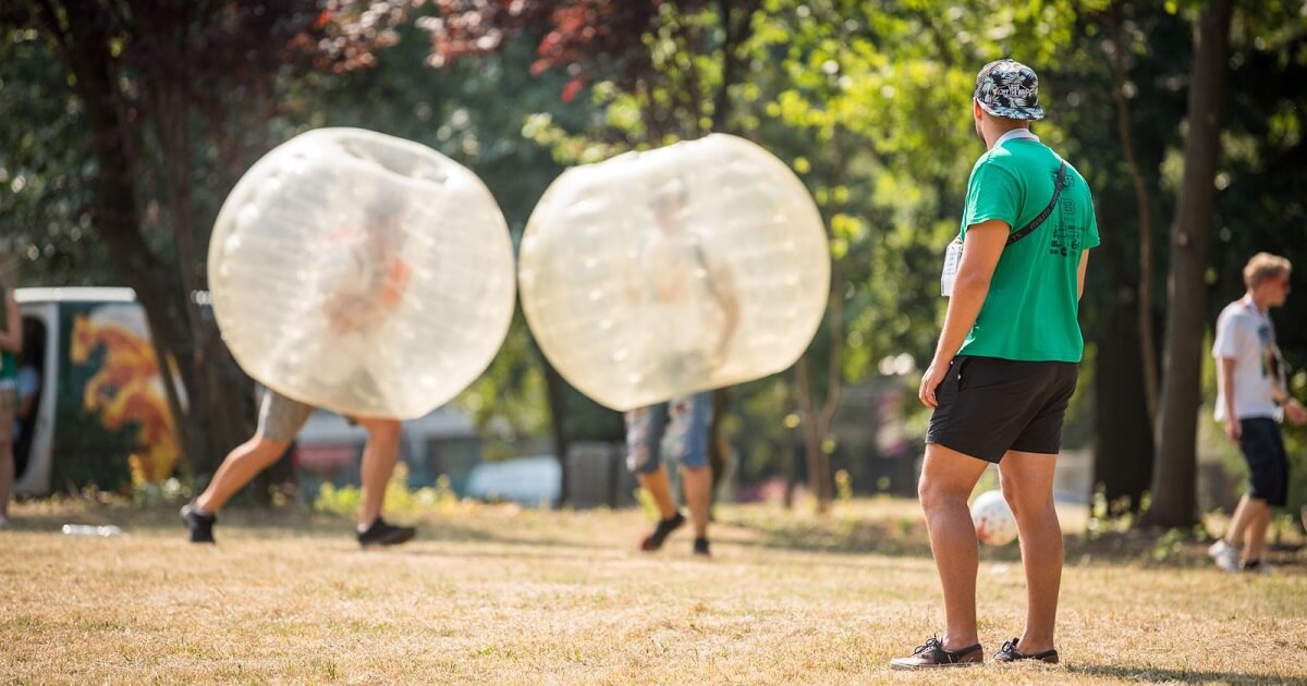 how to play bubble football